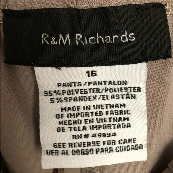 Dress with elegance with this women's three-piece set from R&M Richards. - Picture 4 of 10